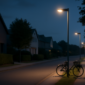 Slimme LED-lantaarnpalen verlichten een rustige woonstraat in de schemering