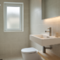 Kleine duurzame badkamer in appartement met waterbesparende douche en LED-verlichting