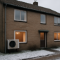 Hybride warmtepomp buiten aan een slecht geïsoleerde jaren 70 woning in Nederland