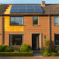 Gerenoveerde Nederlandse rijtjeswoning met dakisolatie en zonnepanelen voor energielabel A