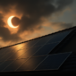 Zonnepanelen op dak tijdens een gedeeltelijke zonsverduistering met diffuus licht
