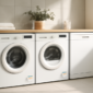 Wasmachine, wasdroger en vaatwasser naast elkaar in een moderne wasruimte