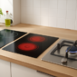 Vergelijking van inductie, keramische en gaskookplaat naast elkaar in een moderne keuken
