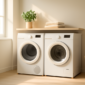 Moderne warmtepompdroger in een lichte wasruimte naast een wasmachine